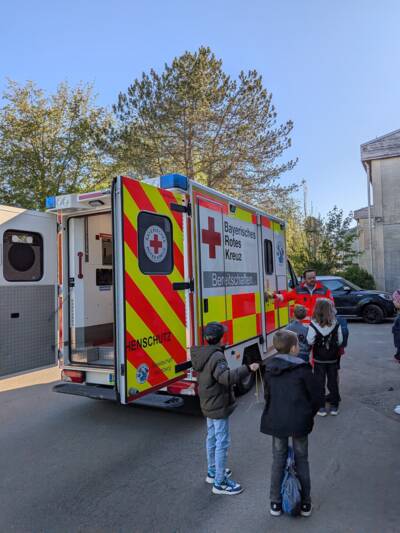 Das Bayerische Rote Kreuz gab den Schülerinnen und Schülern Einblicke in den Rettungsdienst.