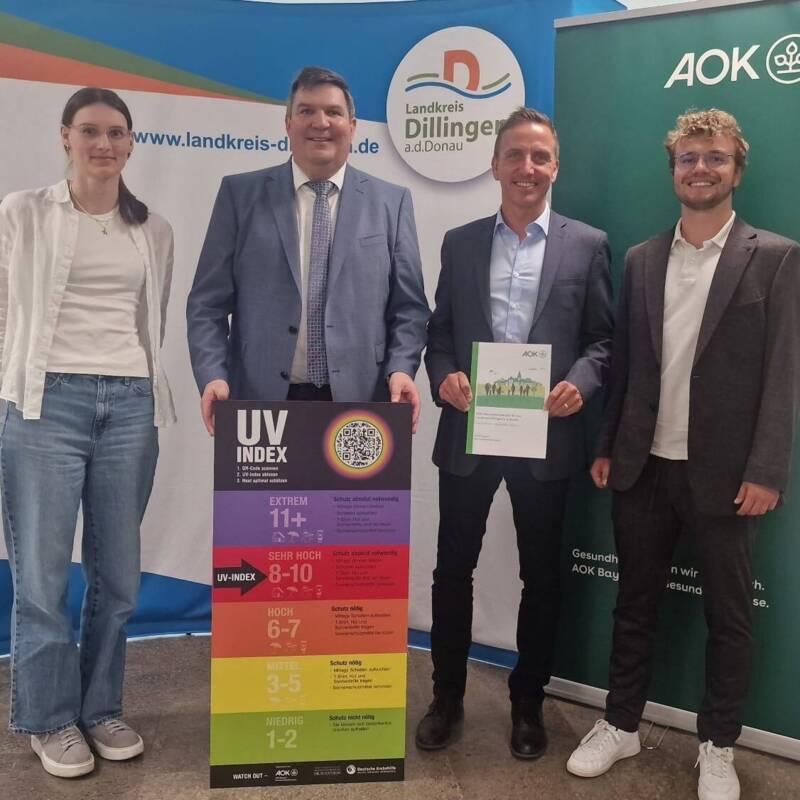 AOK übergibt Gesundheitsbericht und UV-Index-Tafel an Landrat Markus Müller