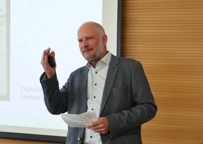 Die Bedeutung der Kommunalarchive und ihr Mehrwert für die örtliche Kulturarbeit verdeutlichte Bezirksheimatpfleger Christoph Lang. 